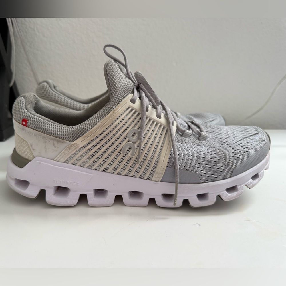 On Running women size 10
Gray Athletic Shoes - Picture 2 of 9